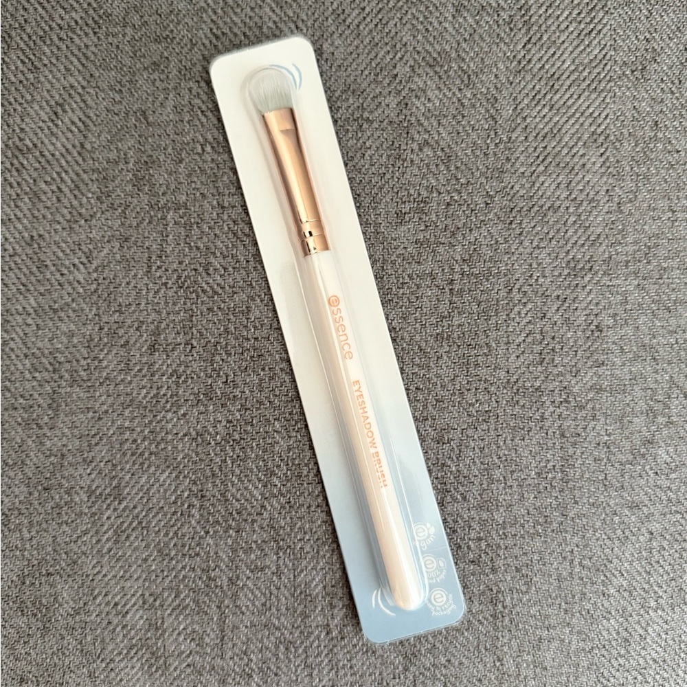 Essence NEW Eyeshadow Brush